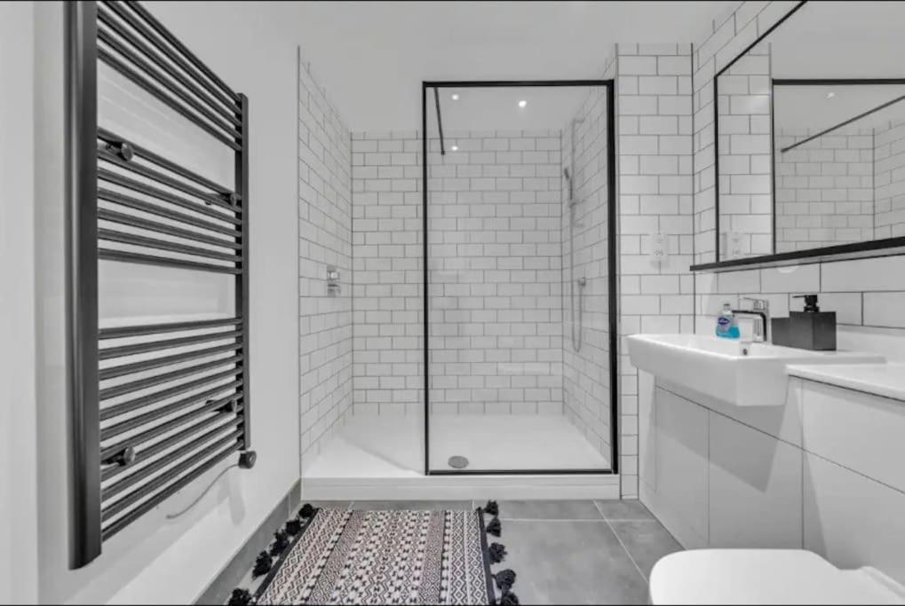 Appartamento Deluxe 1 Bed In Colindale Wembley With Freewifitv Londra Esterno foto