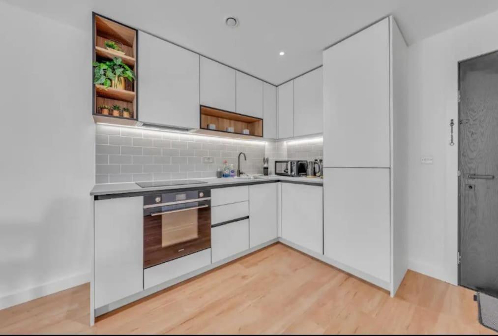 Appartamento Deluxe 1 Bed In Colindale Wembley With Freewifitv Londra Esterno foto